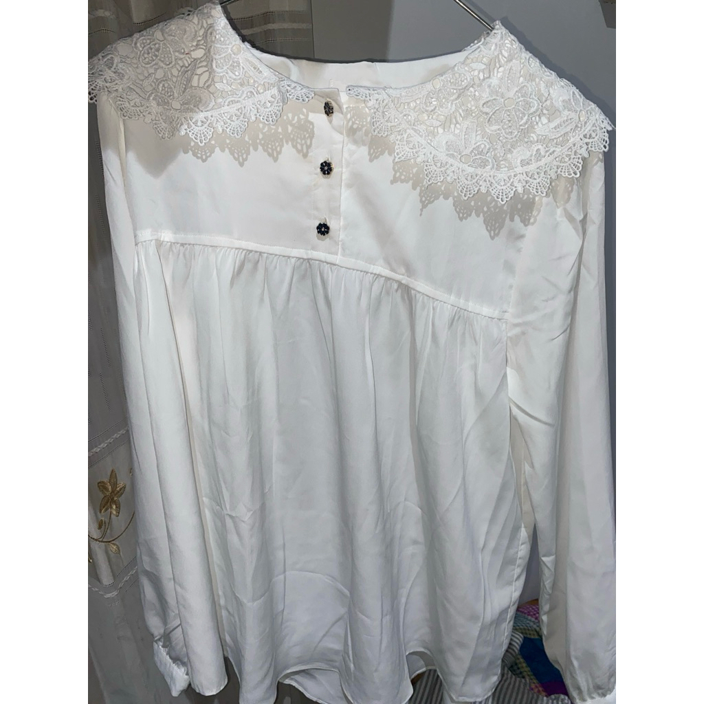 baju putih berkerah renda