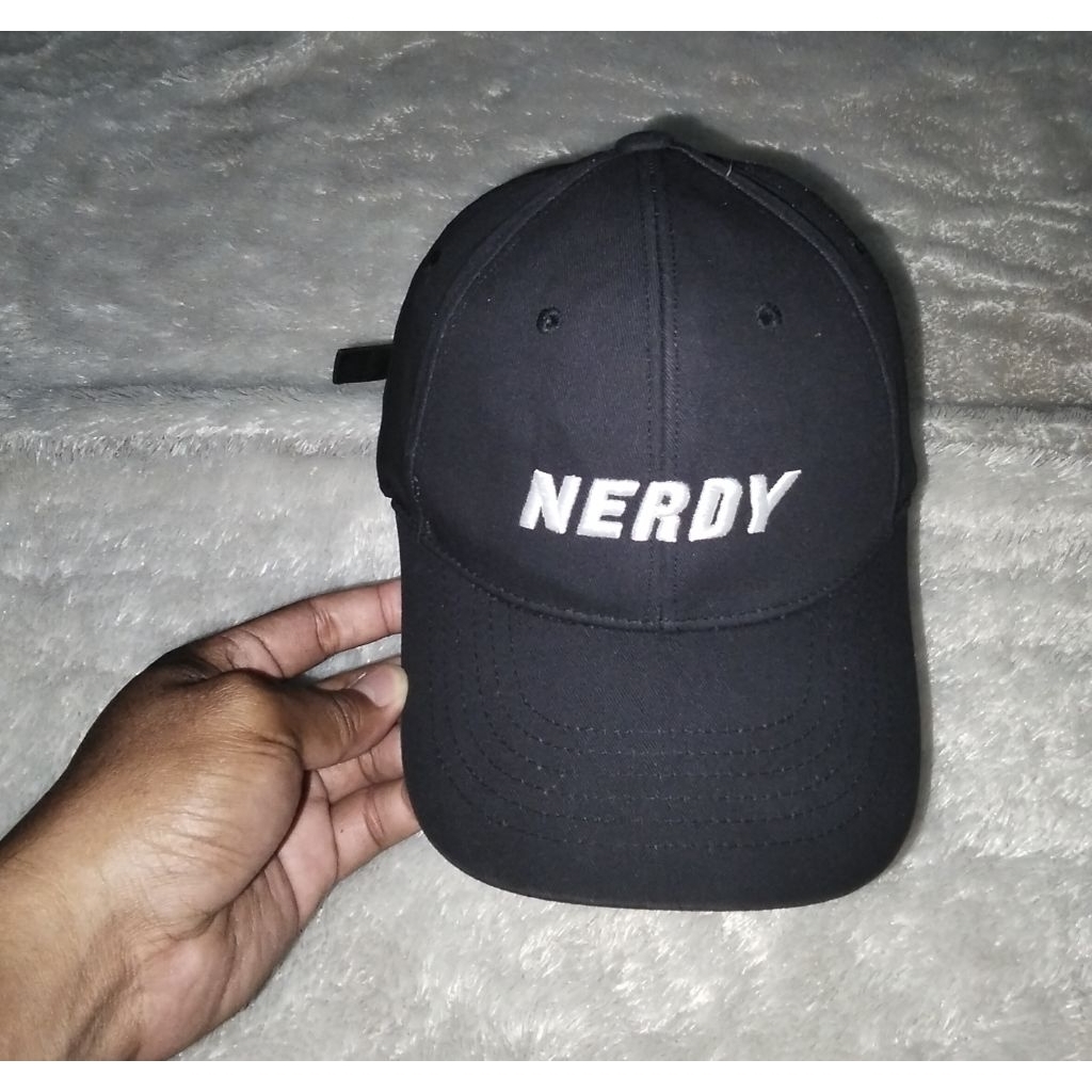 Topi NERDY hitam pekat Setelan Second