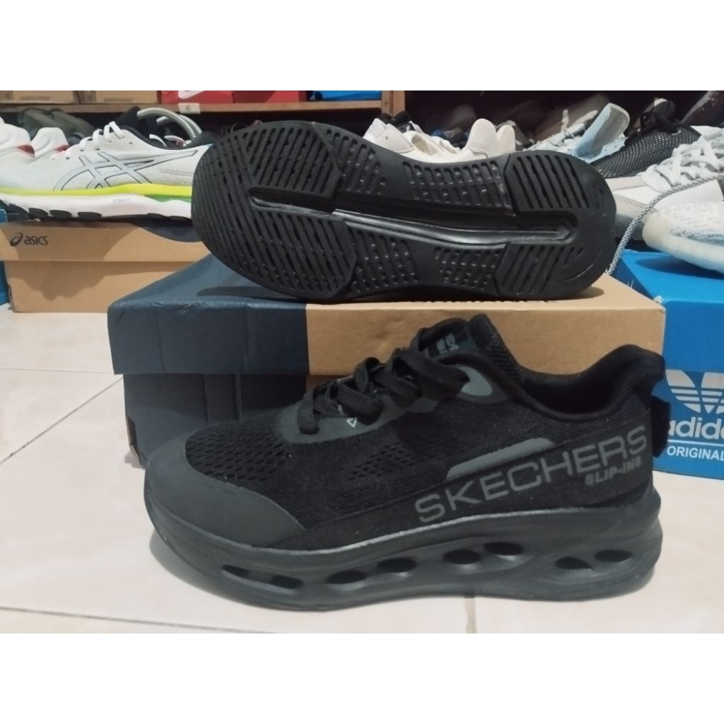 sepatu Skechers full hitam high quality size 37