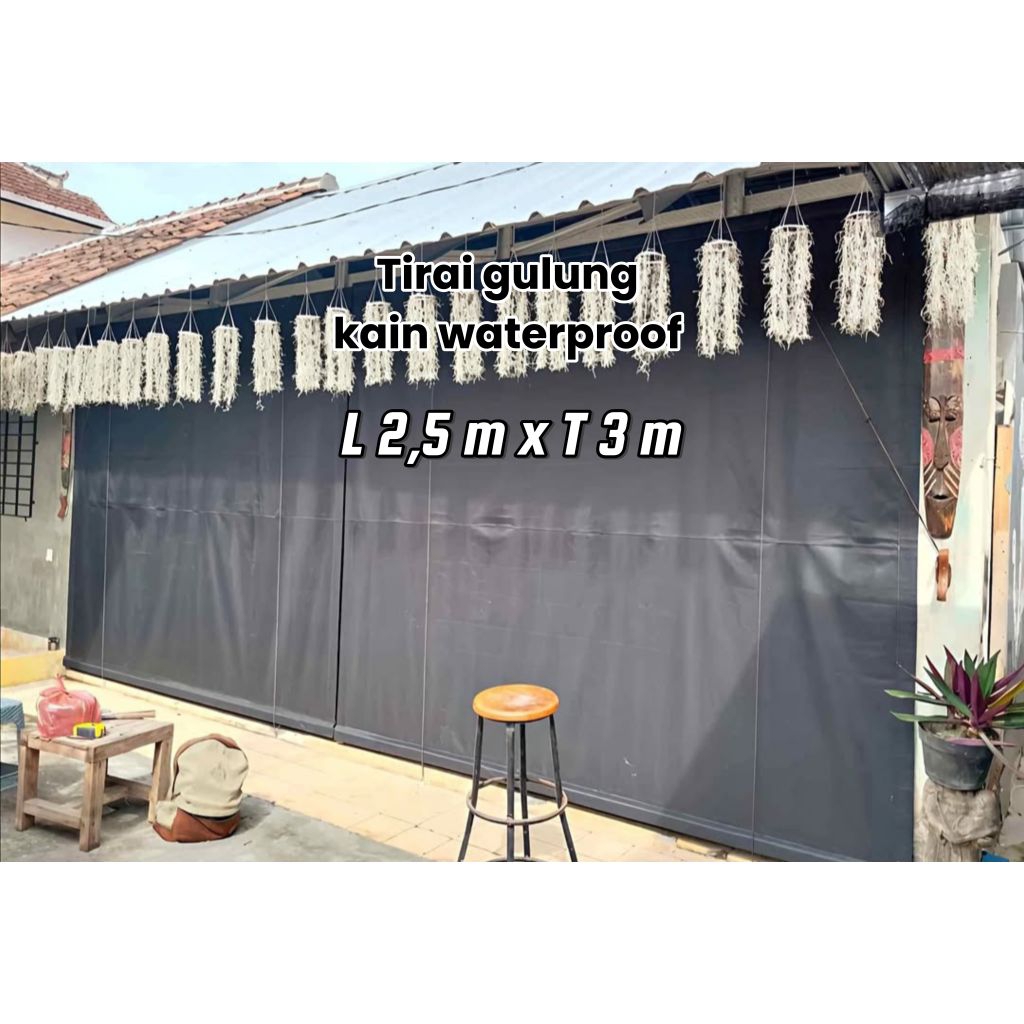 Tirai kain waterproof gulung lengkap dengan alat gulung.