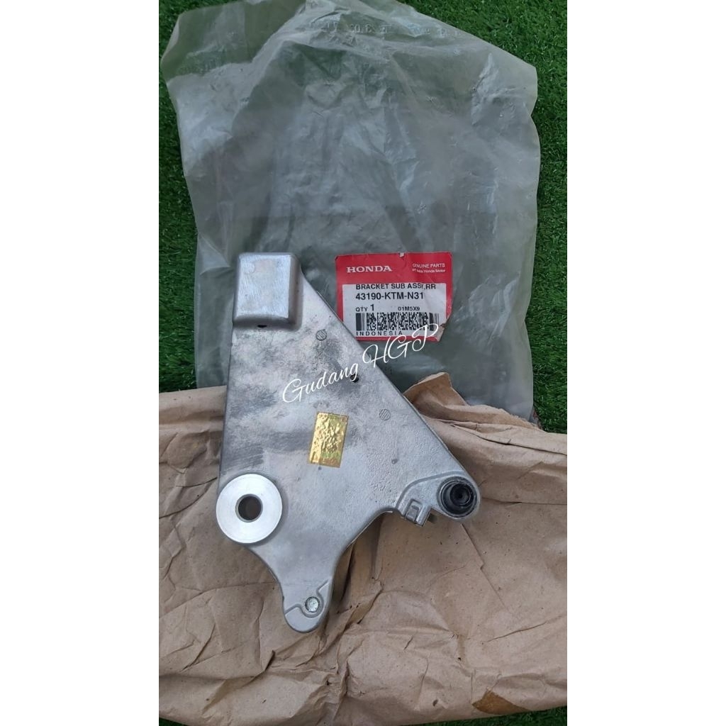 Bracket Sub Assy RR Bracket Dudukkan Rem Belakang Supra X 125 Batman 43100-KPH-900 Ori Honda Genuine