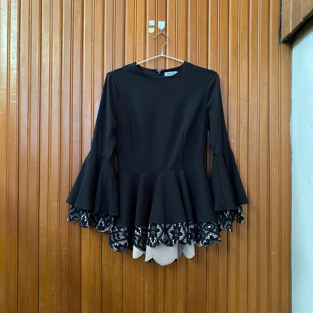 Atasan Zalia Hitam Lace Cream size XS