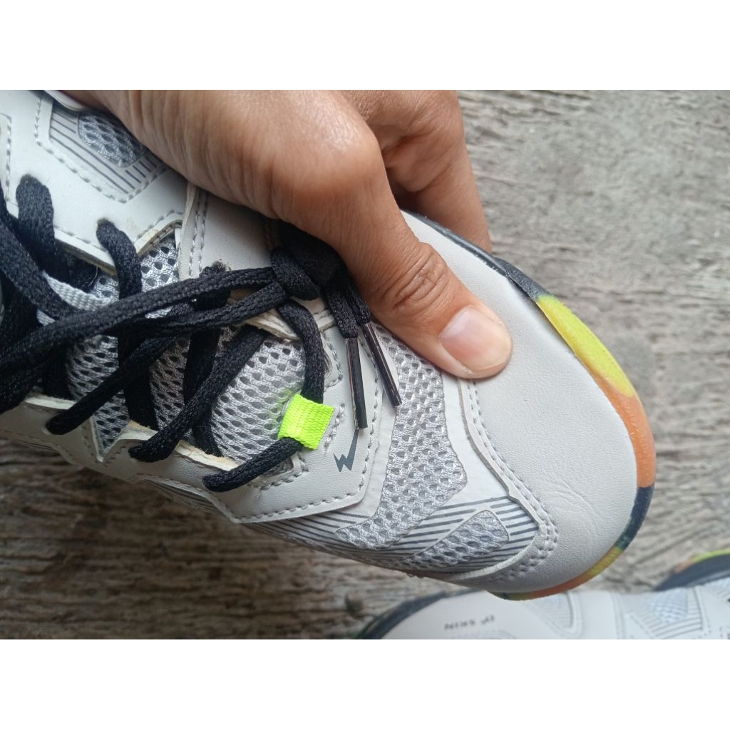 sepatu badminton eagle hurricane minus