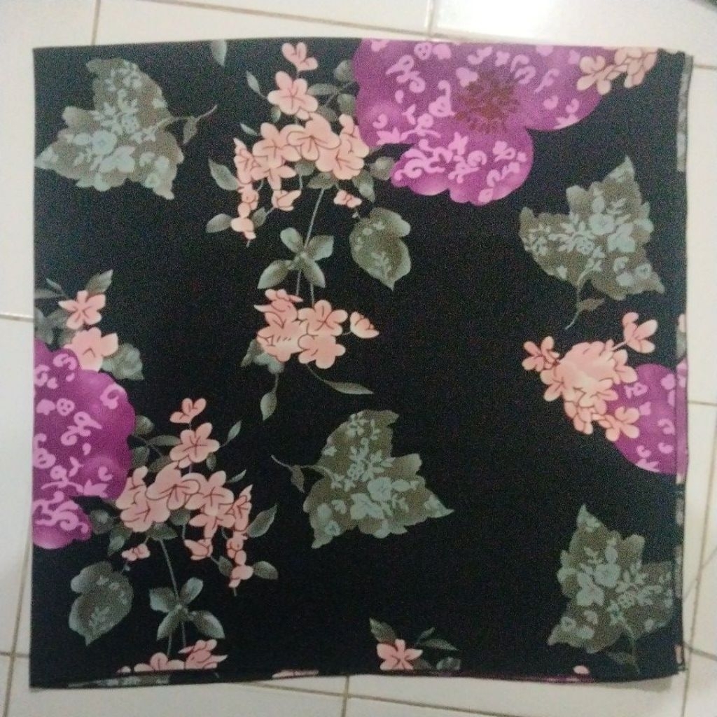 Preloved - hijab segi empat hitam motif bunga