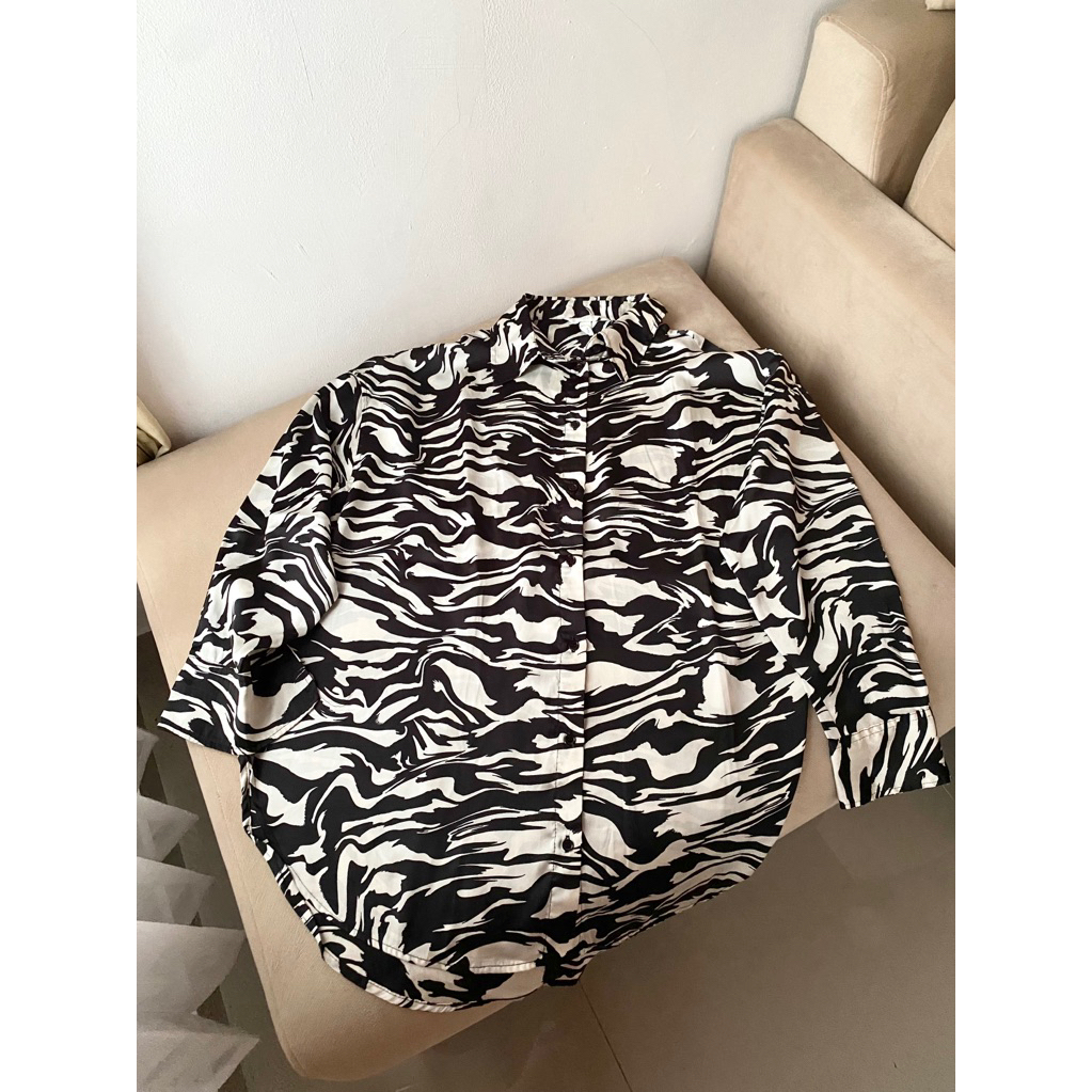 preloved kemeja hnm satin silk motif zebra