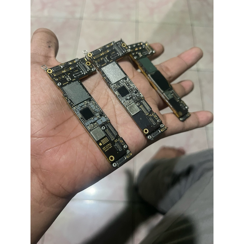 Mesin IPhone 12 Lock iCloud matot