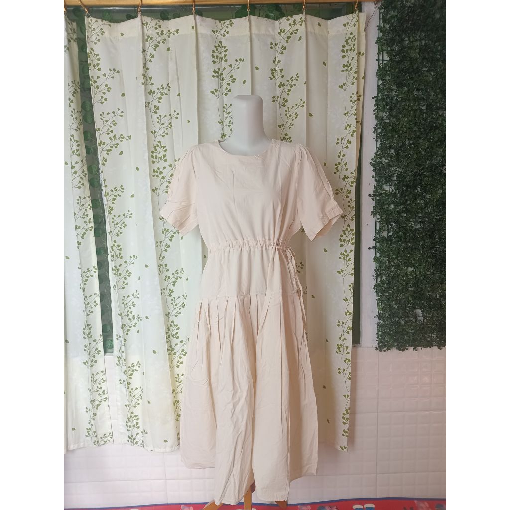 Dress tali serut pinggang warna cream lengan pendek