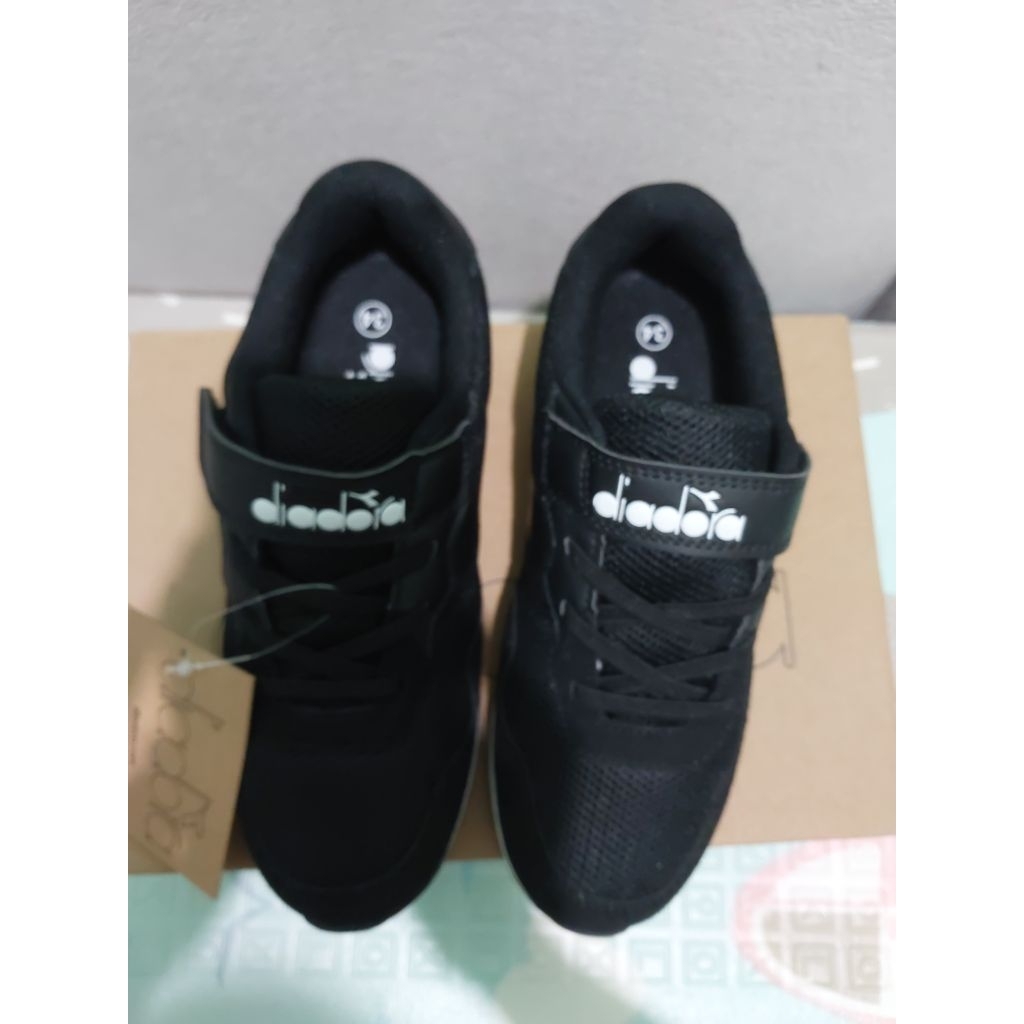 100% Original Sepatu Diadora PEZI JR Black, Sepatu sekolah anak.