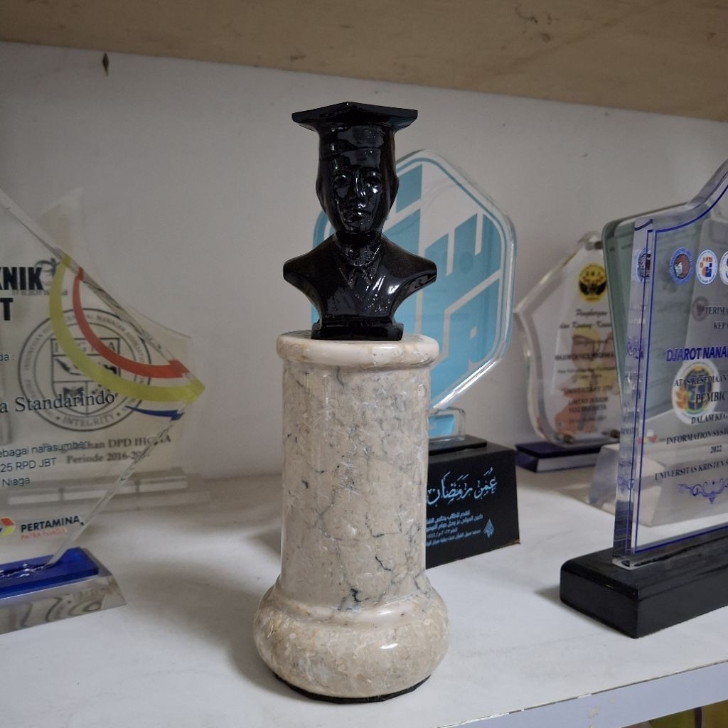 patung wisuda marmer asli