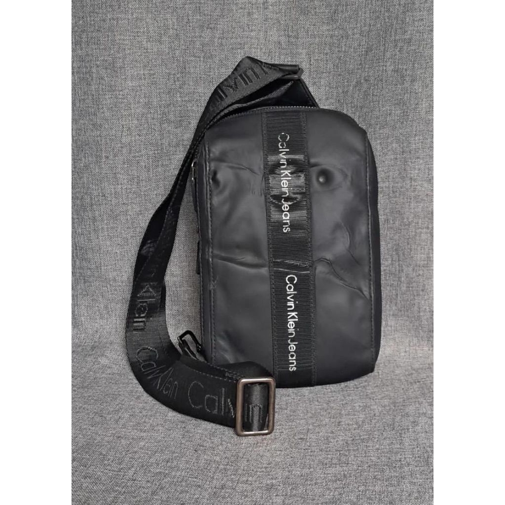 Waistbag hitam Calvin Klein