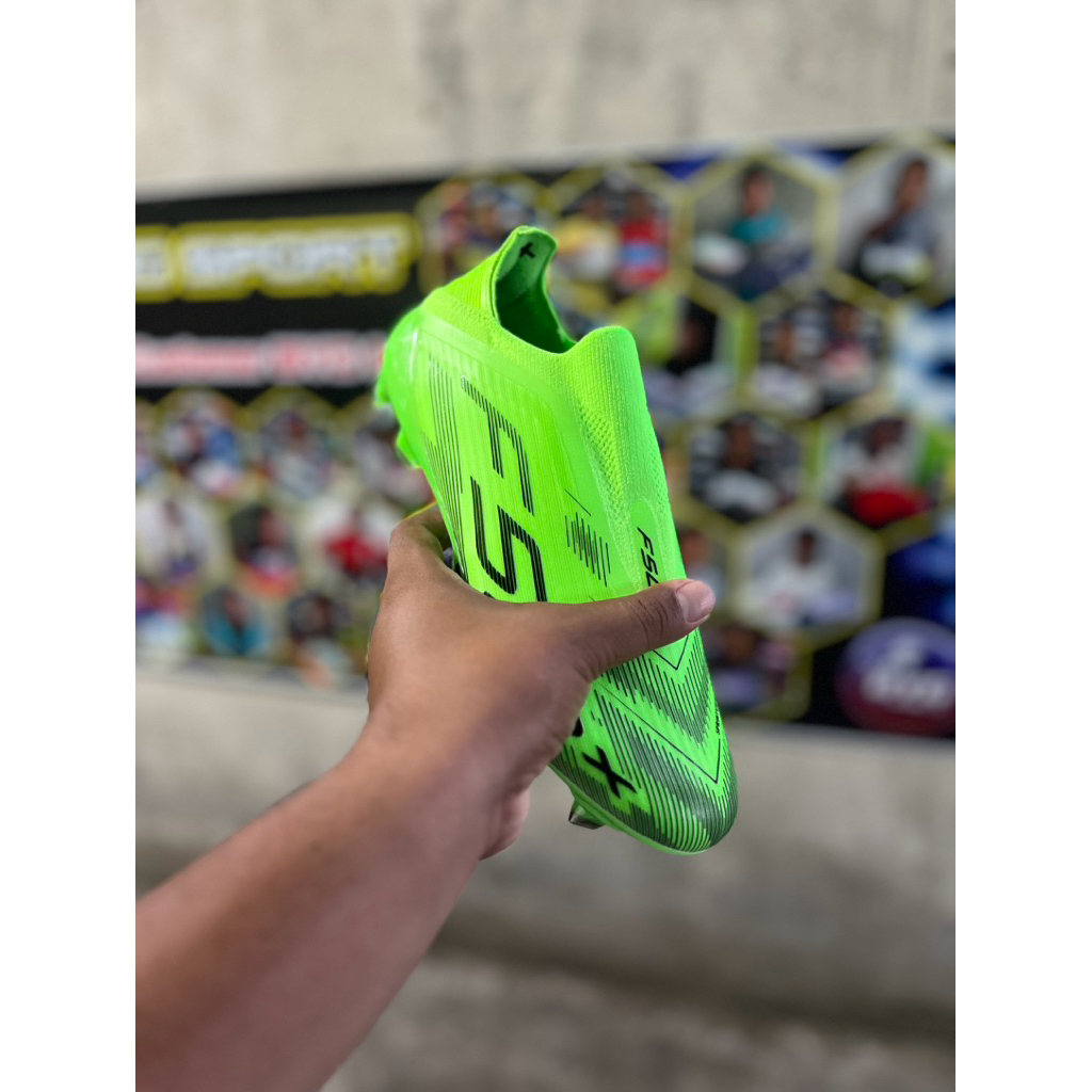 Sepatu bola tanpa tali f50  hijau terang