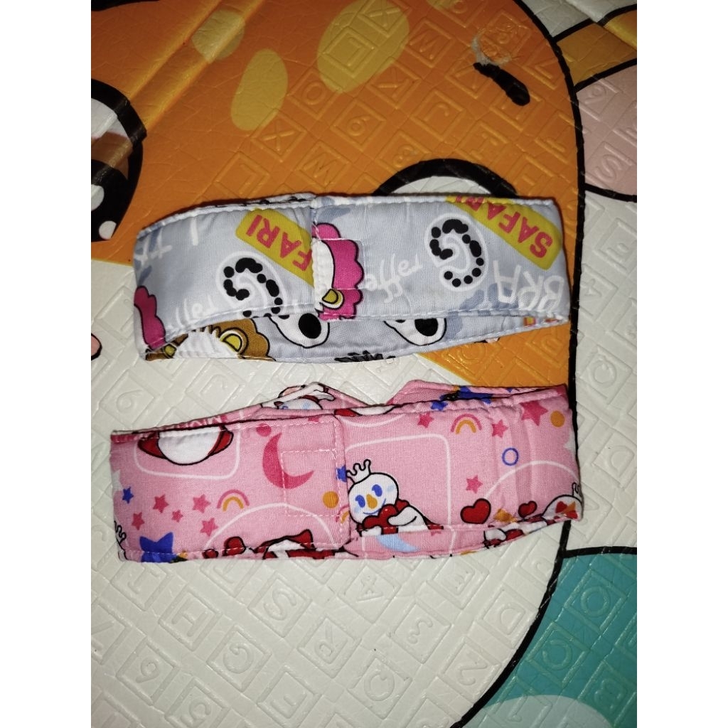 kacamata bayi newborn berjemur