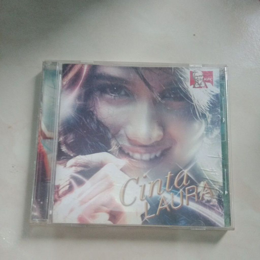 CD cinta Laura