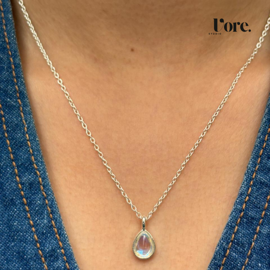 Vore Studioo -  LUMIERA NECKLACE - Kalung Liontin Teardrop Warna Pelangi (Fire Opal) – Kalung Batu S