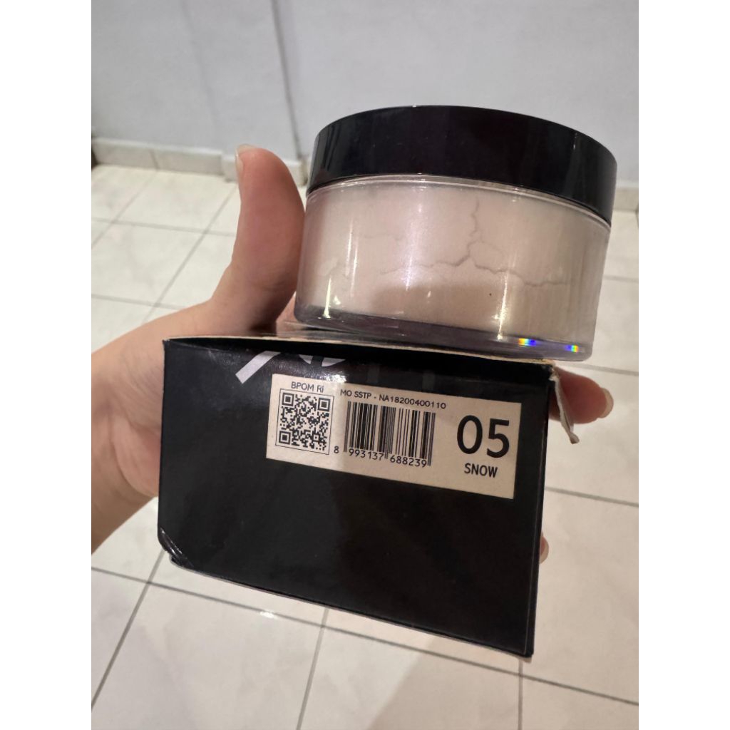 Preloved Bedak Tabur Makeover Silky Translucent Powder 05 SNOW
