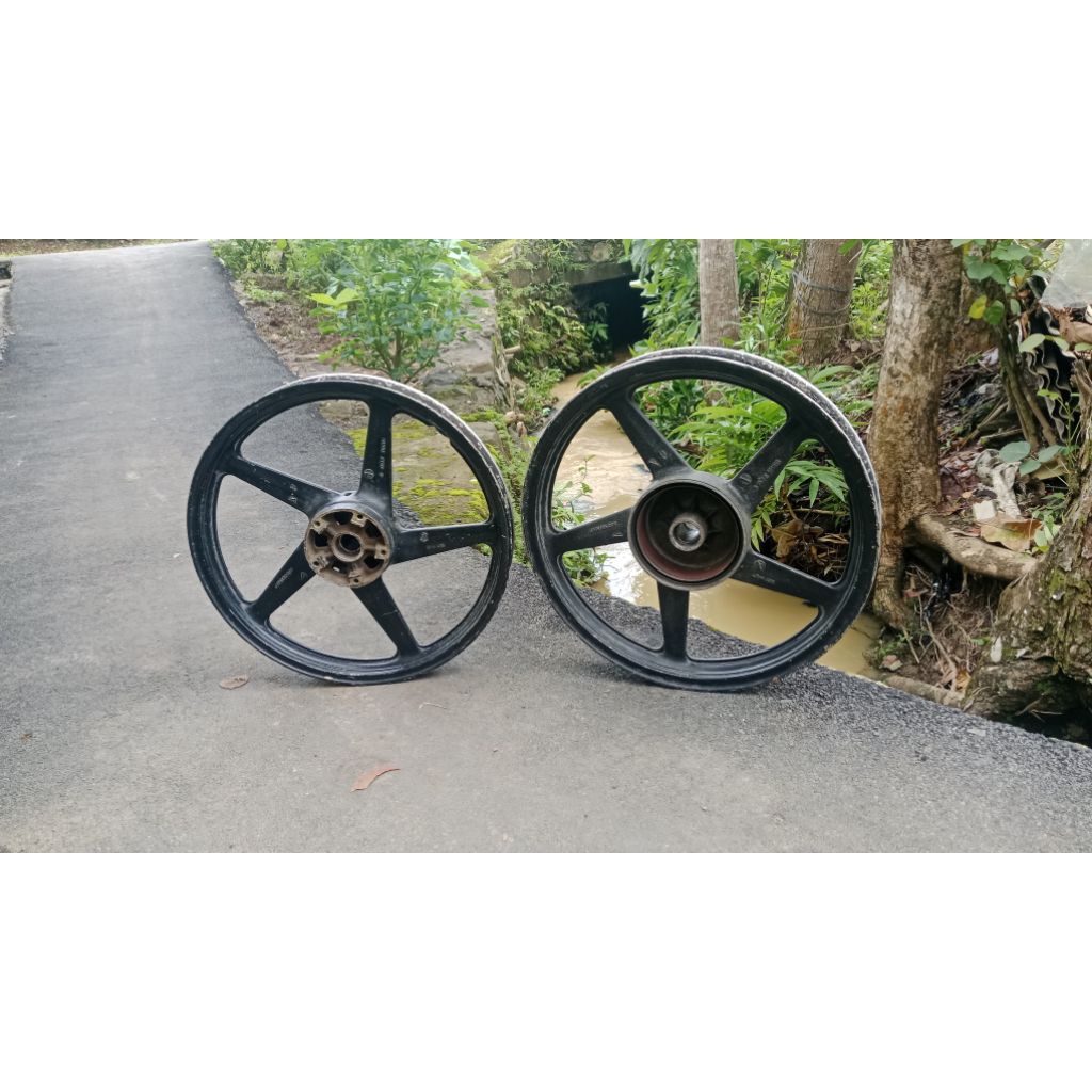 Velg Vixion old satuset depan & belakang , copotan motor