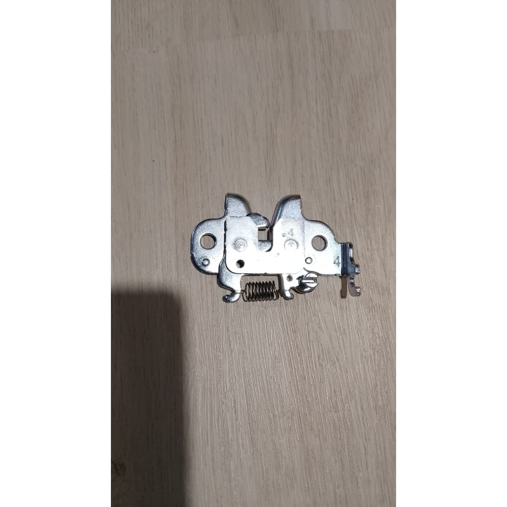 Engsel Kunci Jok Yamaha Mio M3 Original