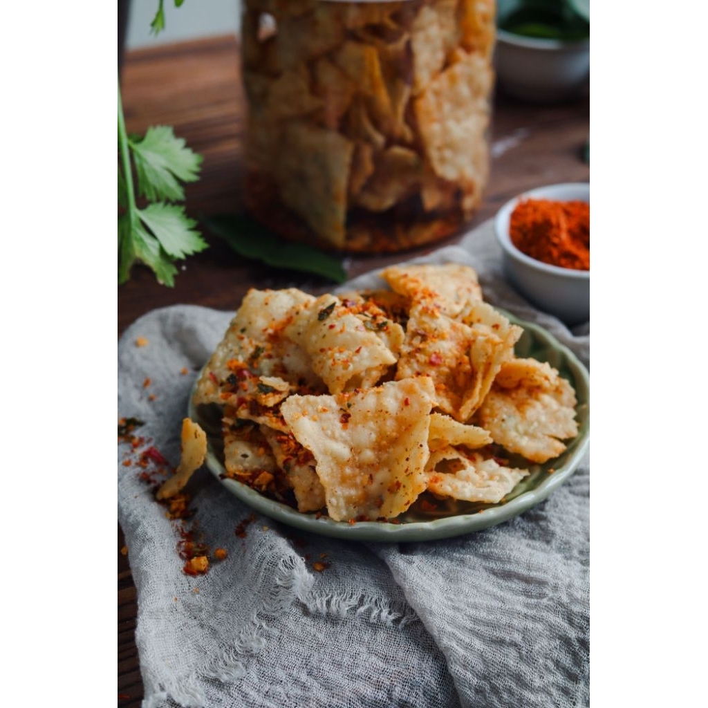 KRIPIK PANGSIT BAWANG 1 KG / PANGSIT GORENG- (Rasa – PEDAS GURIH + DAUN JERUK ) Murah Enak / Kiloan
