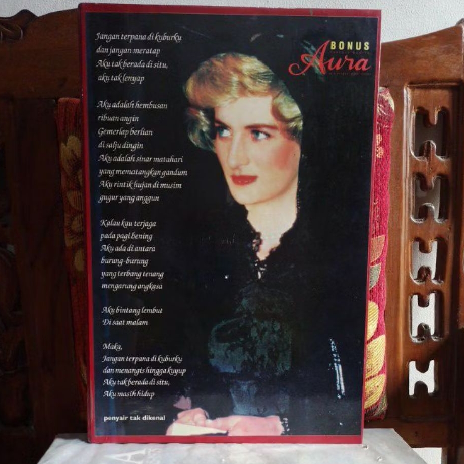 Bonus TABLOID WANITA Aura lebih anggun lebih santun Bundel Bekas