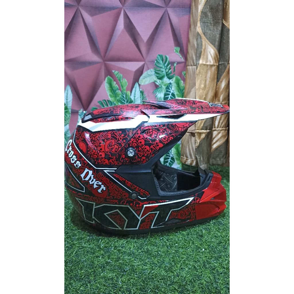 HELM KYT OVER CROSS