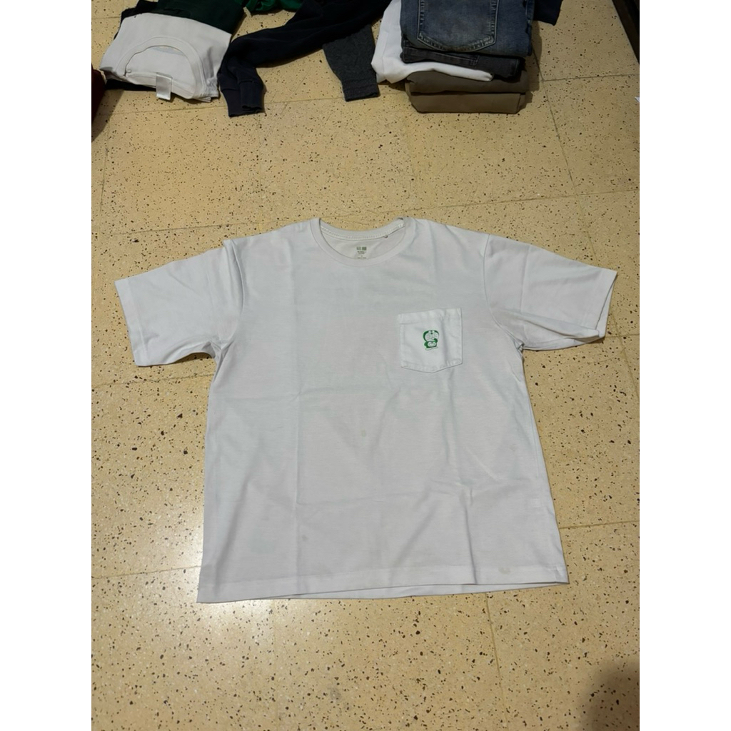 Kaos putih uniqlo x doraemon
