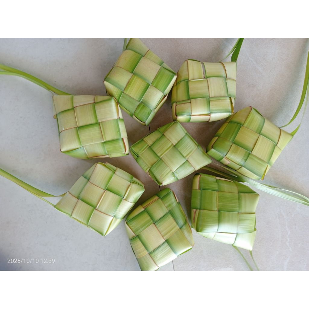 Cangkang ketupat Kecil janur kelapa 10 pcs Lebar 6 - 7 Cm (-/+ Sedikit)