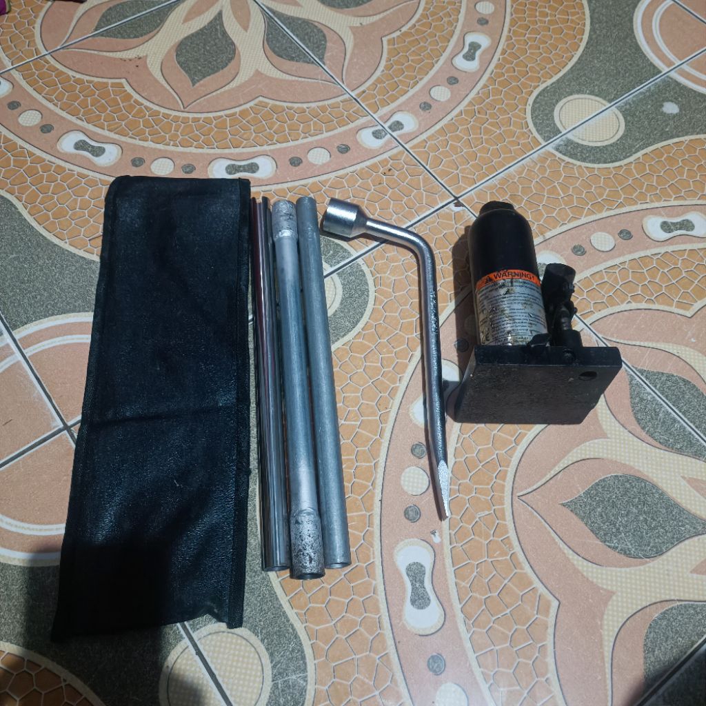 Dongkrak ori bekas copotan bawaan Pajero/triton barang sesuai iklan