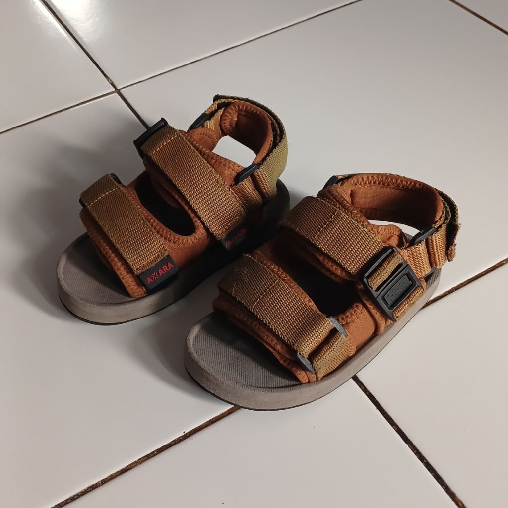 (PRELOVED) SEPATU SANDAL ANAK HIJACK