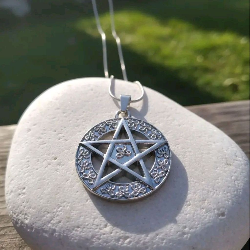 KALUNG LIONTIN PENTAGRAM STAINLESS TITANIUM – DESAIN KEREN UNISEX