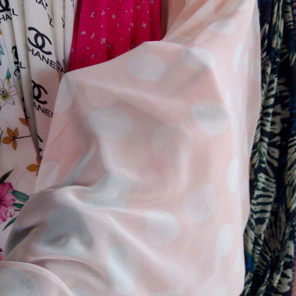 Kain Sifon Ceruty Motif Polkadot Jumbo Pink Putih | Bahan Gamis Dress Hijab Premium Kyt