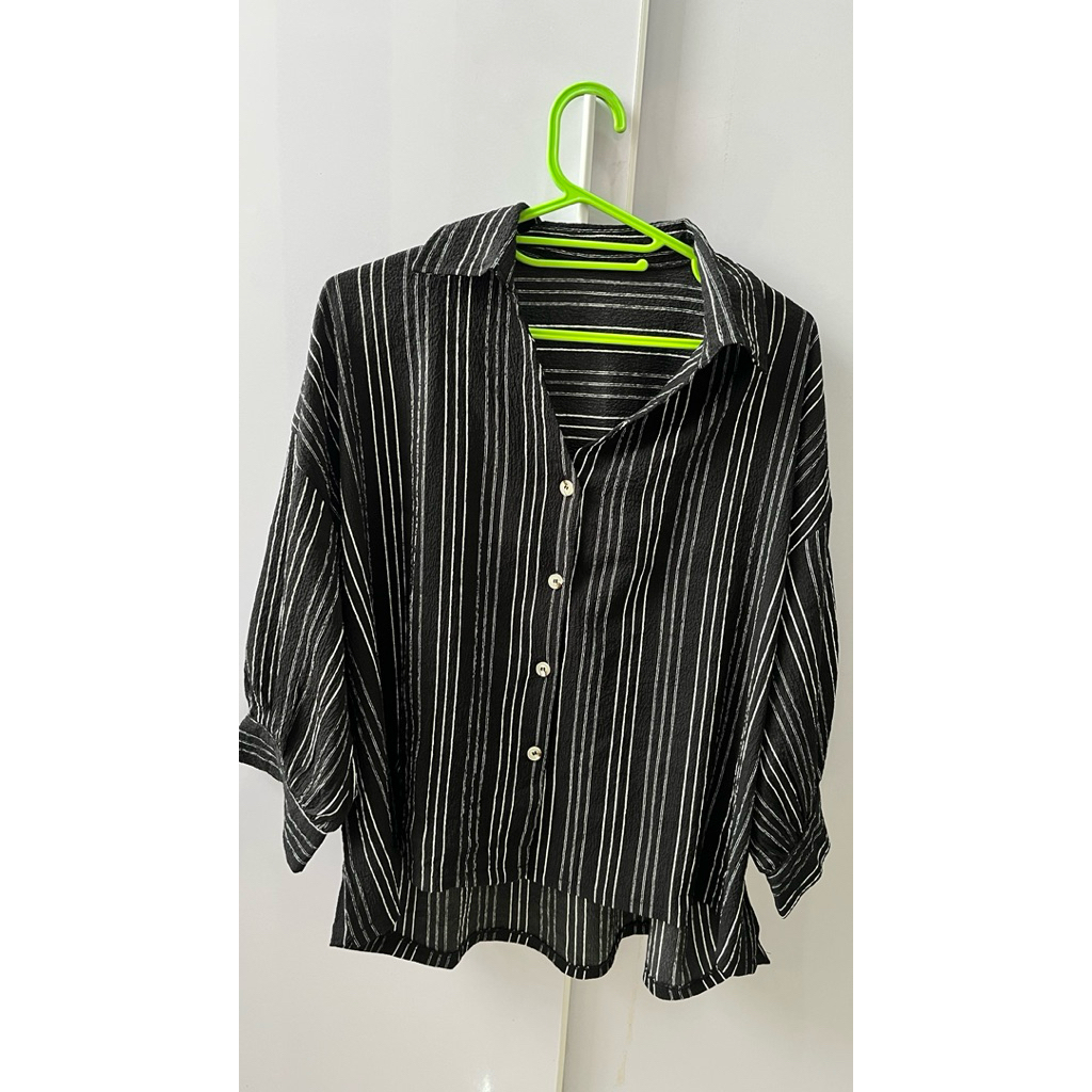 Preloved Kemeja Crinkle Hitam Garis Putih