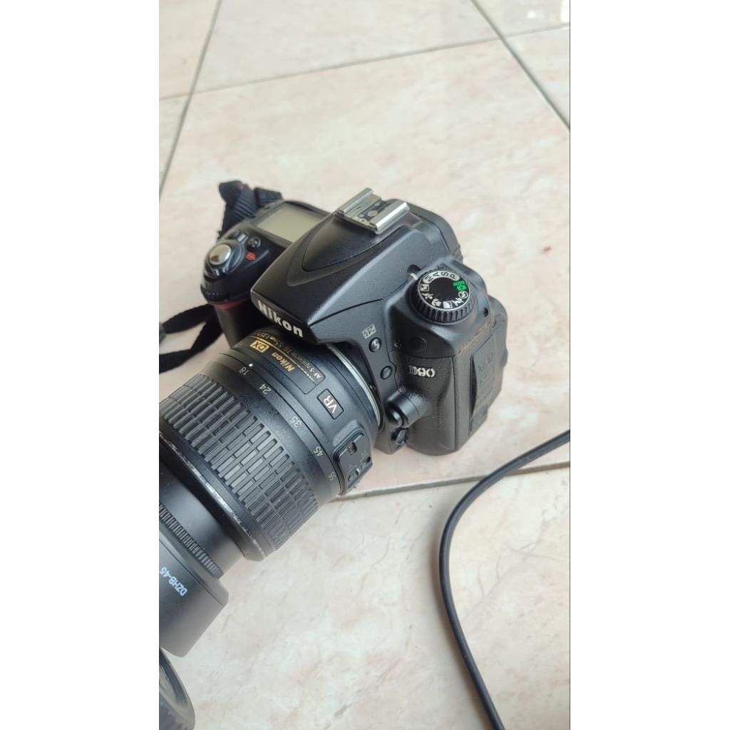 Nikon D90 dan lensa Kit 18-55 VR