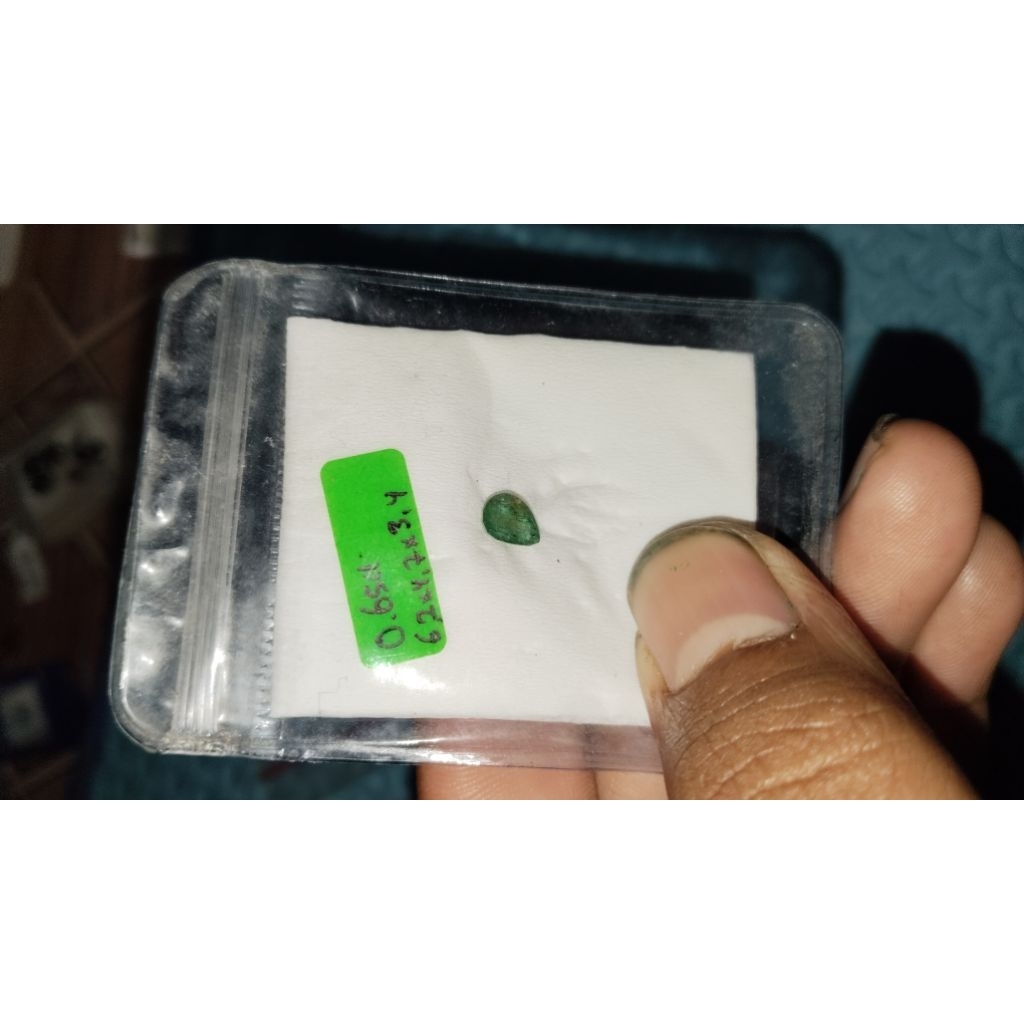 Natural Emerald Beryl Zamrud Vivid Green 0.65ct