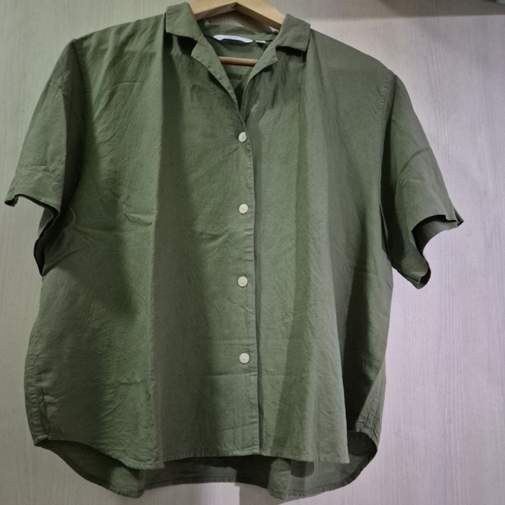 Kemeja atasan wanita uniqlo linen hijau army