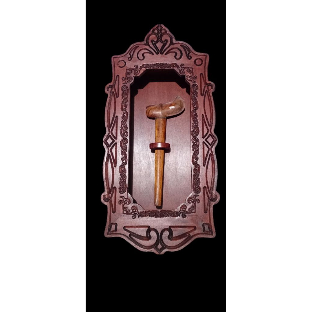 blawong almari keris ukir