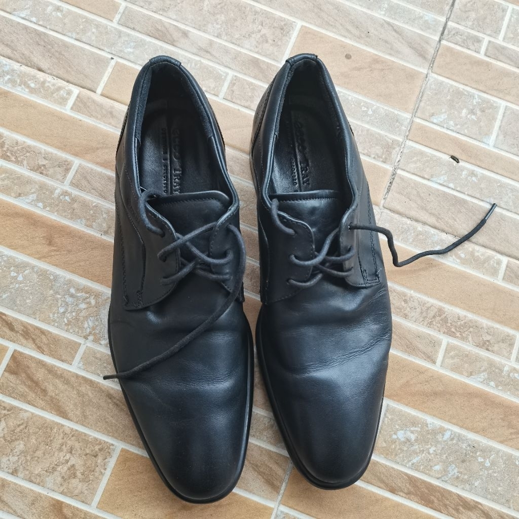 1073. SEPATU PANTOFEL ECCO WARNA HITAM SIZE 42 MADE IN PORTUGAL  RELOVED