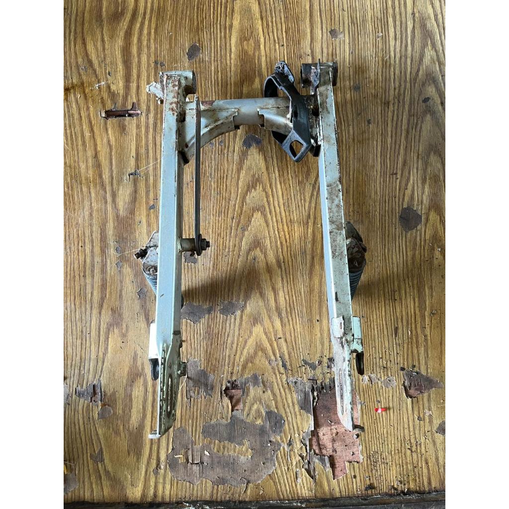 swing arm / supit yamaha alfa original / 1011