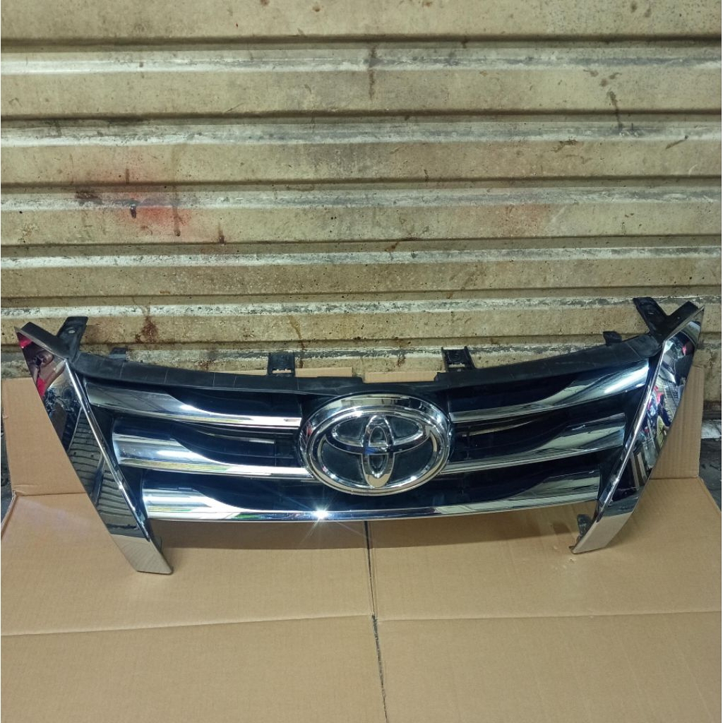 grill toyota fortuner vrz original