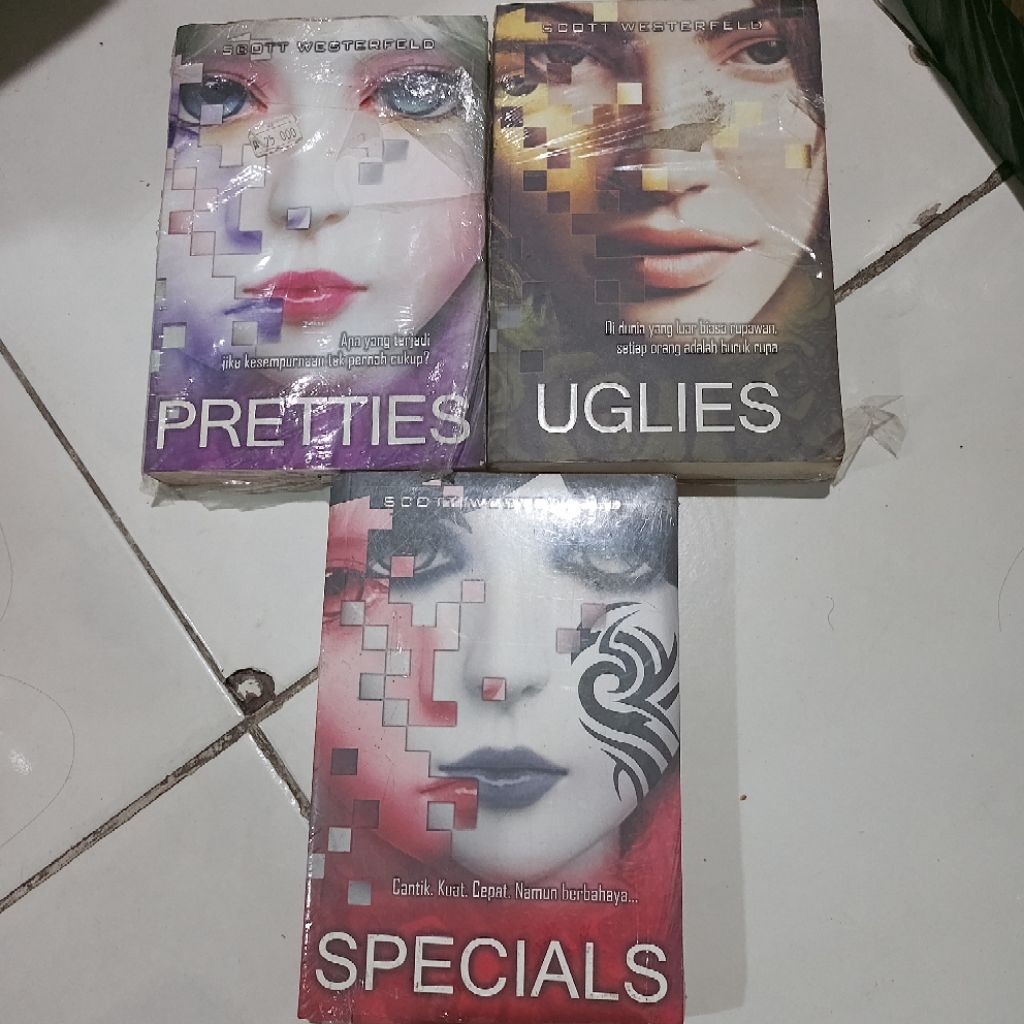 Novel Specials, Uglies, Pretties. Scott Westerfeld