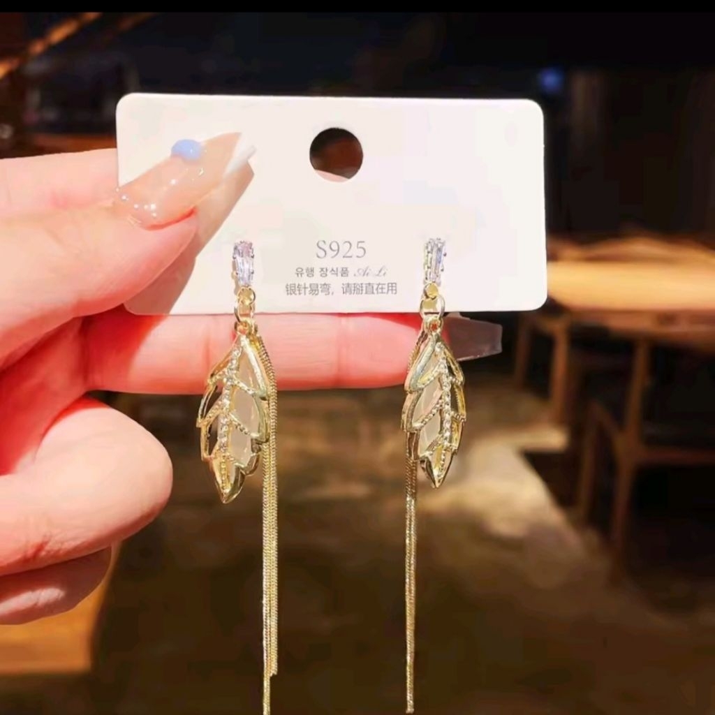 Anting Jurai Panjang Daun Emas Wanita / Anting Panjang Korea untuk Pesta