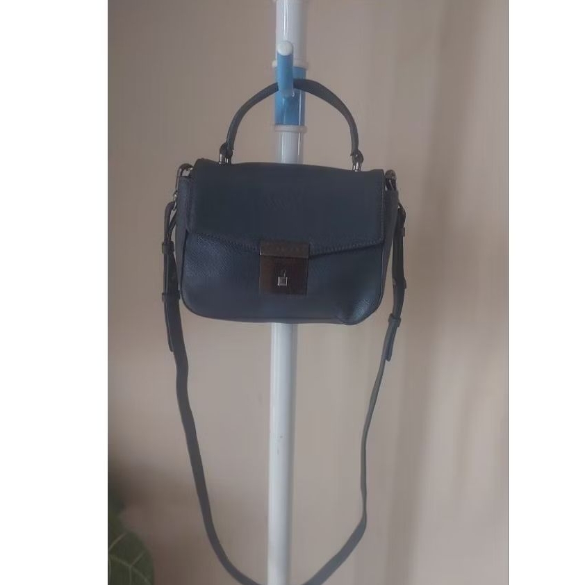 Carlyn slingbag