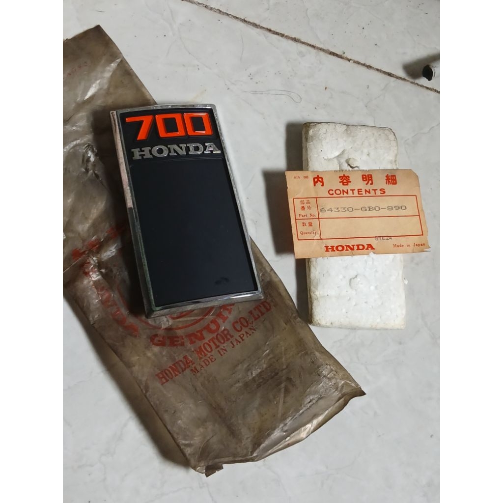 EMBLEM HONDA C700 ORIGINAL NOS ASTRA 64330 - GB0 - 890