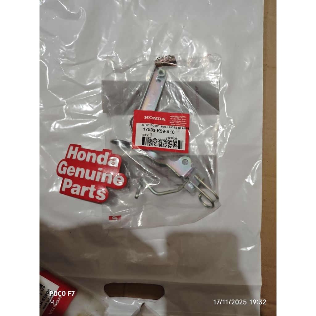 17533K59A10 / STAY COMP FUEL HOUSE / DUDUKAN SELANG BENSIN