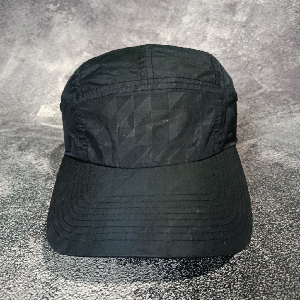 Digidegu Topi Running 5 Panel NIKE Warna Hitam Motif