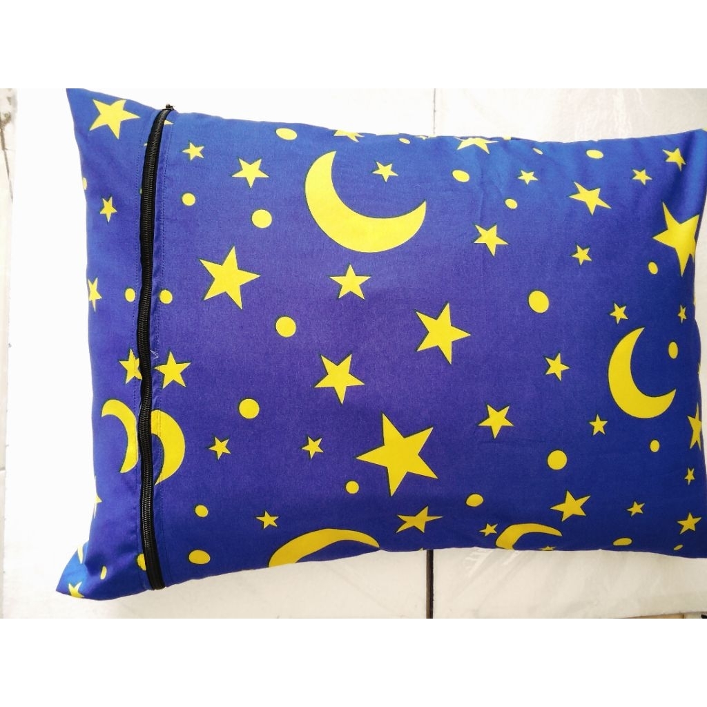 sarung bantal resleting bermotif bulan bintang
