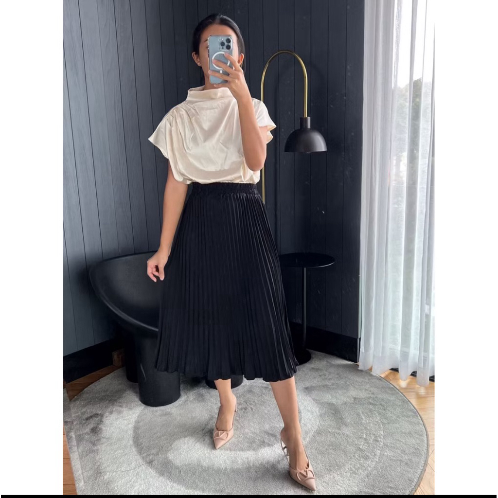 Rok plisket wiru hitam midi / midi korean skirt (preloved)