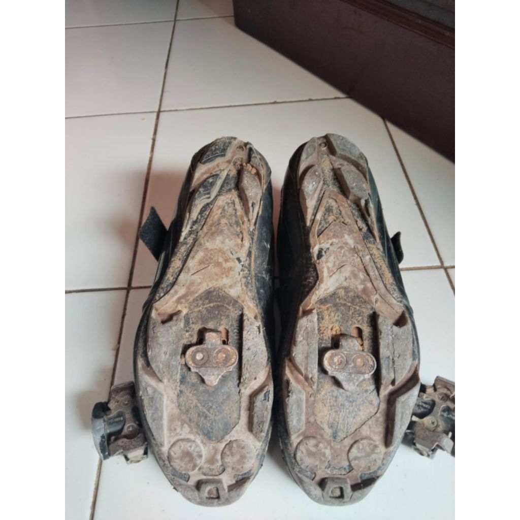 sepatu dan pedal cleat