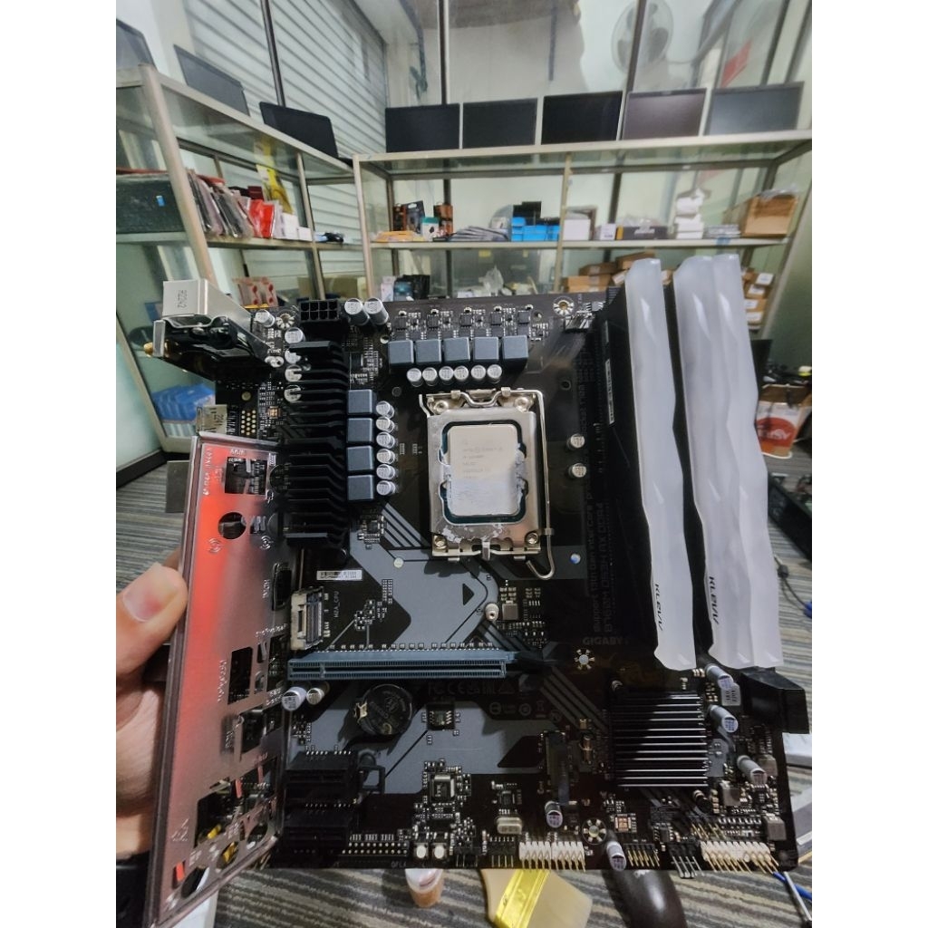 motherboard gigabyte B760M paket