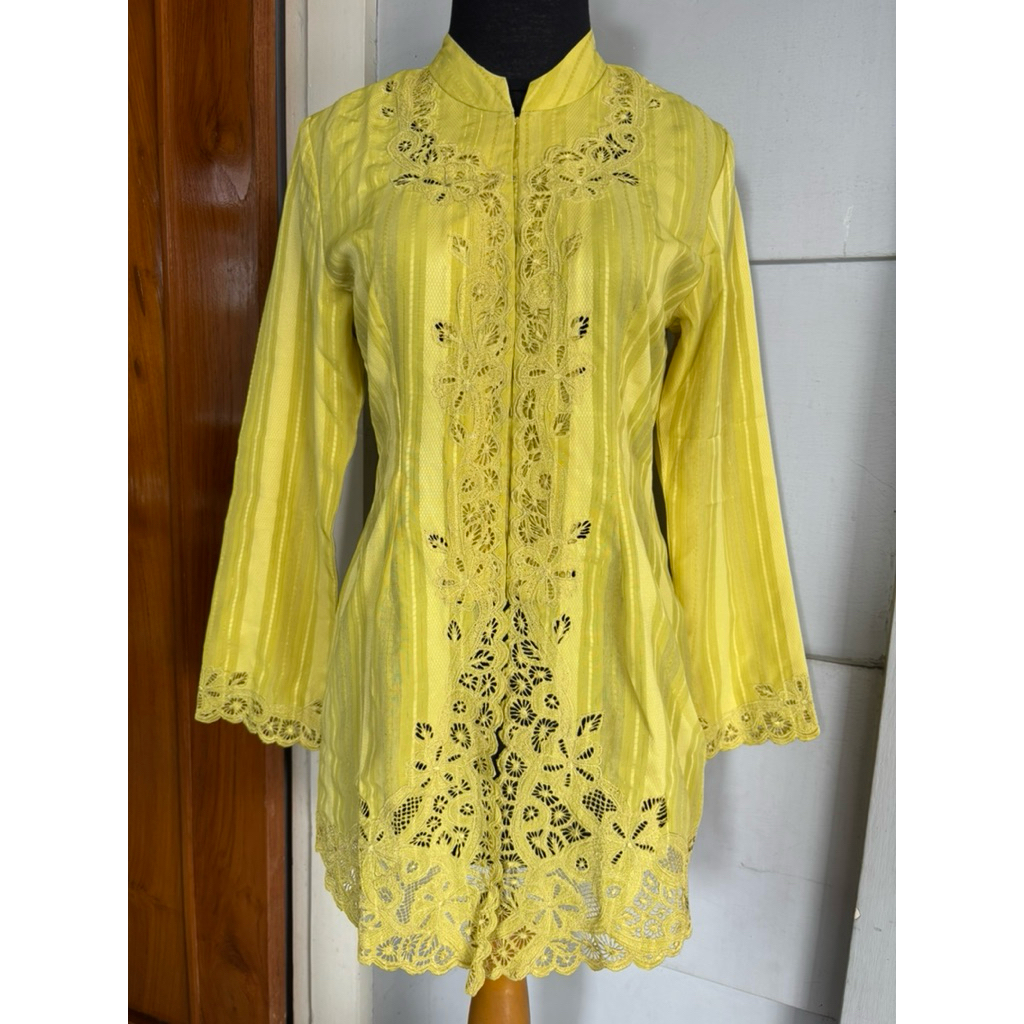 Kebaya warna lemon