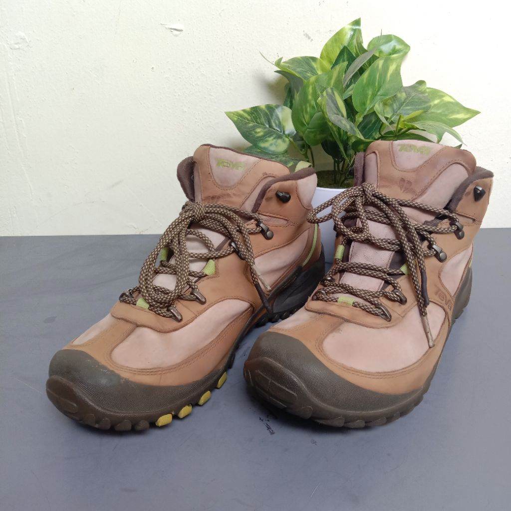 sepatu hiking TEVA